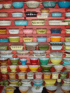 many bowls are lined up on the shelf