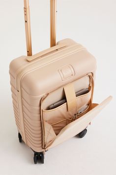 BÉIS 'The Front Pocket Carry-On' In Beige - Beige Carry-On Luggage With Front Pocket Luggage Carry On, Organized Travel, Best Carry On Bag, Dreamy Destinations, Hard Sided Luggage, Travel Bag Essentials, Family Vacay, Best Carry On Luggage, Airport Security