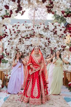 Experimenting with bridal lehengas is quite trending but let's agree that no matter what trend comes or goes, one that never changes is that of the classic red bridal lehenga. It is traditional, blazing and complements the Indian skin tone beautifully. That is why, one can never go wrong with this colour. And these days, there are such gorgeous ones which are a perfect mix of traditional and contemporary! Head Turning Outfits, Wedding Ideas Photos, Wedding Backdrop Design, Bridal Pictures, Indian Wedding Planning, Red Lehenga