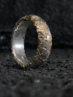 Opvallende robuuste ring van 925 zilver en messing voor een mooie betaalbare goud look.  De ring wordt helemaal met de hand gemaakt. Dit wil zeggen dat er een mal gemaakt wordt die gebruikt wordt om een zandafdruk van te maken. Deze zandafdruk is gemaakt in oliegebonden zand en naderhand wordt het gesmolten zilver er in gegoten. Nadat deze afgekoeld is wordt dit juweel afgewerkt zodat er geen scherpe kantjes meer aan zitten en zodat deze mooi glimt. Dit gebeurt doormiddel van het juweel te vijlen, schuren en polijsten. Door deze techniek is iedere ring uniek. Deze ring heeft een dikte van ongeveer 3mm en een breedte van ongeveer 8mm. Maar is in ieder gewenste breedte of model te krijgen in deze structuur.  Ook als set ring voor dames en heren.  Op bestelling gemaakt. Ook verkrijgbaar met k Anniversary Bronze Metal Ring Jewelry, Unique Bronze Rings For Anniversary, Unique Hallmarked Brass Rings, Hand Forged Silver Ring With Thick Band, Brass Ring With Lost Wax Casting For Anniversary, Brass Rings With Lost Wax Casting For Anniversary, Hand Forged Sterling Silver Rings With Thick Band, Artisan Hand Cast Round Rings, Heirloom Style Silver Brass Jewelry