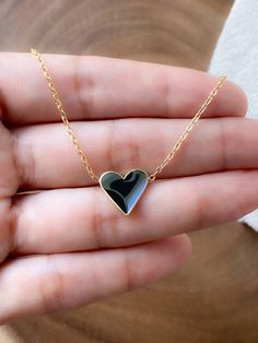 Test Heart Gold Necklace, Black Heart Necklace, Tiny Heart Necklace, Necklace Heart, Gold Heart Necklace, Tiny Heart, Style Noir, Minimalistic Design, Style Minimalist