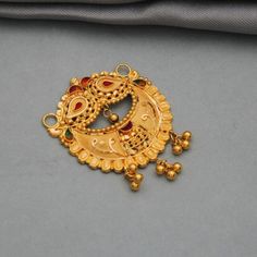 22k Gold Temple Jewelry Round Pendant, 22k Gold Wedding Locket, Wedding 22k Gold Locket Jewelry, 22k Gold Locket For Wedding, Traditional 22k Gold Pendant Jewelry, Traditional Yellow Gold Pendant Jewelry, Traditional 22k Gold Jewelry With Round Pendant, Traditional 22k Gold Round Pendant Jewelry, Temple Jewelry Locket For Wedding