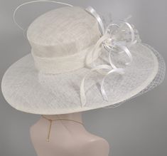 Fitted Cream Cloche Hat For Wedding, White Brimmed Cloche Hat For Wedding, Adjustable Brimmed Boater Hat For Wedding, White Brimmed Boater Hat For Wedding, Fitted Cloche Hat With Flat Brim For Wedding, Beige Cloche Hat With Curved Brim For Wedding, Fitted Boater Hat With Flat Brim For Wedding, Fitted Boater Hat For Wedding At Kentucky Derby, Fitted Boater Hat For Kentucky Derby Wedding