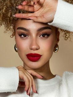 Curly haired model, 3c blonde curls, curly hair, 3c curls, red lipstick, beauty shoot, photoshoot inspiration, look inspo Wedding Makeup Mixed Women, Black Woman Red Lipstick, Curly Hair Red Lips, Curly Hair 3c, Simple Photoshoot, 3c Curls, Red Lipstick Makeup Looks, Hairstyle Simple, Hairstyle Cute