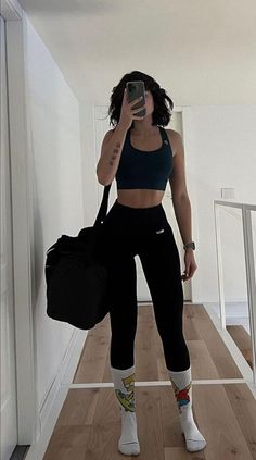 Discover 20+ stunning gym outfit ideas you can't get around right now! Whether you're into Girl Gym Outfits or looking for the perfect Baddie Athleisure Outfits, these looks are here to inspire. Think stylish Gymshark Outfit Women options, cozy Fall Athleisure Outfits or effortlessly chic Jeggings Outfit Casual. Pair your favorite Black Leggings Outfit Ideas with comfy tops for the ultimate Leggings Casual Outfit. Step up your style with these must-have Gym Workout Outfits! Modest Gym Outfit, Moda Academia, Summer Workout Outfits, Modele Fitness, Gymwear Outfits, Cute Workout Outfits, Fitness Wear Outfits, Cute Gym Outfits, Trening Fitness