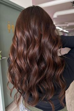 Tan dulce como el propio chocolate, este tono marrón es moderno, atractivo y elegante, ¡y merece la pena guardarlo para enseñárselo a tu colorista! // Crédito de la foto: instagram @brightenedbybridget Hair Color For Brown Skin, Fall Hair Ideas, Warm Brown Hair, Cabello Hair, Hair Color And Cut