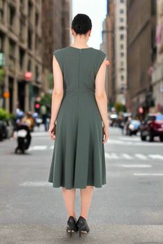 El color elegante del vestido crea un aspecto elegante y elegante para ti en cualquier situación. Con un escote redondo sin mangas, el material elástico ligero complementa el cuerpo. El vestido con largo hasta la mitad de la pantorrilla y ancho moderado crea suavidad y comodidad cuando lo usas todo el día. Esta es la elección perfecta para los trabajadores de oficina cuando se puede combinar de manera flexible con otros atuendos para crear un conjunto perfecto. Puedes combinar con chaquetas, bufandas y abrigos en la temporada de frío sin perder el encanto del outfit. Puede combinar fácilmente vestidos con varios atuendos adecuados para muchas ocasiones, eventos o condiciones climáticas para ayudarlo a destacarse siempre entre la multitud.
 - Detalle:

 Ajuste normal. Destinado a golpear de Chic A-line Dress With Fitted Waist, Flattering A-line Summer Maxi Dress, Chic A-line Sleeveless Cocktail Dress, Elegant A-line Party Sundress, Fitted Sleeveless Sequin Dress, Fitted Sleeveless Mini Dress, Sleeveless Mini Dress With Fitted Bodice, Casual A-line Dress With Back Zipper, Fitted Sleeveless Dressy Mini Dress