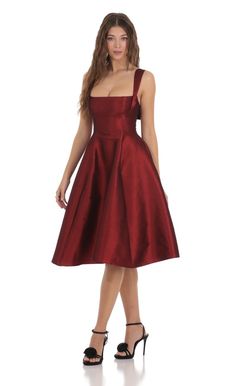 Square Neck Flare Midi Dress in Maroon | LUCY IN THE SKY Dark Red Hoco Dress, Maroon Dress Short, Dark Red Midi Dress, Maroon Cocktail Dress, Red Graduation Dress, Red Hoco Dress, Maroon Bridesmaid, Midi Prom Dress, School Dance Dresses