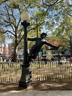 View of the bronze statue of Gene Kelly in Leicester Square! Dressed in his signature raincoat, hat, and umbrella, he strikes his iconic pose from the 1952 film Singin' in the Rain. This statue is part of the Scenes in the Square trail, which celebrates a century of cinema and features eight beloved film characters. Related Guide London Tour https://www.guidelondon.org.uk/tours/classic-london-tour/ 📸 © Ursula Petula Barzey. #BlueBadgeTouristGuide #LDNBlueBadgeTouristGuides #LetsDoLondon #Vis... Leicester, Film Characters, Singin In The Rain, Gene Kelly, Leicester Square, Bronze Statue, In The Rain, The Rain, Umbrella