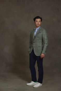 Robert is cut from a wool, cotton and cashmere fabric produced by renowned British luxury mill, Abraham Moon & Sons. Our unstructured blazer has become a customer favorite. We tailor it using a minimal amount of shoulder padding to achieve an unconstructed, casual feel, with enough stability to provide an elegant s Unstructured Blazer, Beauty Redefined, Pick Stitch, Cashmere Fabric, Shoulder Sleeve, Shoulder Pads, Cashmere, Perfect Fit, Sleeve Length