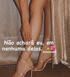 a woman's legs and heels with the words no achar eu, em nenhumaa delas