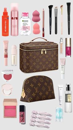 School Backpack Essentials, Backpack Essentials, Bvlgari Jewelry, Makeup Obsession, Bags Aesthetic, Cute Makeup, 2000s Movies Aesthetic