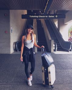 Cute Airport Outfit, Comfy Airport Outfit, Black Leggings Style, Fashion Style Summer, Airplane Outfits, Outfits Lazy, Black Leggings Outfit, Skandinavian Fashion, Travel Clothes Women