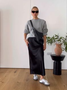 Slip Skirt With Sneakers, Black Satin Skirt Outfit Plus Size, Black Skirt Outfit Classy, Satin Skirt And Sneakers Outfit, Style Black Satin Skirt, Satin Skirt With Sneakers, Black Denim Skirt Outfit Casual, Black Midi Skirt Outfit Casual, Black Satin Skirt Outfit Party