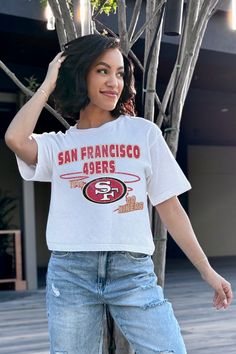 SAN FRANCISCO 49ERS GAMEDAY GOALS BOXY FIT WOMEN'S CROP TEE Sporty White Top With Front Print, Trendy White Top For Game Day, White Slogan Top For Sports Events, Sporty White Tops With Front Print, Trendy Crew Neck Tops For Sports Events, White Sports Tops With Front Print, White Sporty Top With Front Print, White Slogan Top For Game Day, Trendy White Top For Fan Merchandise