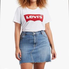 Levi's Logo Graphic Tee / Crewneck Levis T Shirt, Levis Shirt, Crewneck Design, Levis Women, Jeans Bootcut, Levis 501, Crew Neck Shirt, White Outfits, Logo Tees