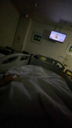 Hospital Room Snapchat Night, Hospital Admit Pics, Hospital Room Snapchat Stories, Medicine Snaps, Hospital Admit Hand Pics, Hospital Photography, Hospital Pictures, Hospital Room, Snap Streak