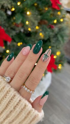 Be it the Pink painted, well shaped, long nails, or the trim and short, square ones, or even the blunt and bald pinhead tips, nails speak volumes about you as an individual — neat, unkempt or simply shabby December Nails, Christmas Nails Easy, Christmas Gel Nails, Festival Nails, Xmas Nails, Short Acrylic Nails, Green Nails, Holiday Nails