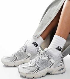 Schoenen van New Balance Exclusief bij Asos Model met laag profiel Met treklusje aan achterkant om makkelijk aan te trekken Sluit met veters Gewatteerde tong en kraag Kenmerkend New Balance-logo ABZORB-tussenzool absorbeert schokken door middel van een combinatie van demping en compressieweerstand Loopzool van slijtvast rubber Gripprofiel met textuur Code leverancier: MR530ASG New Balance 530 Trainers, City Break Outfit, Balance Logo, Luxury Gifts For Her, Running Trainers, Logo New, Trainer Heels, Gym Gear, Training Tops