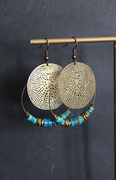 Both chic and ethnic, the ELEA turquoise hoop earrings combine: - Tiny faceted bronze-colored hematite beads - Small dyed imperial jasper beads in turquoise - Small brass beads in bronze color - A beautiful ethnic-style central filigree They are mounted on antique gold brass hooks, nickel-free. Hoop diameter: 1.6 inches (4 cm) Total length: 2.4 inches (6 cm) Ref. BO-541 (ELEA) My jewelry comes carefully packaged in small gift boxes (as shown in the photo), perfect for gifting. Follow me on: ---> Hoop Earrings Large, Brass Hooks, Turquoise Hoop Earrings, Turquoise Hoops, Imperial Jasper, Brass Beads, Brass Hook, Small Gift Boxes, Hematite Beads