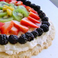 a fruit pizza on top of a cookie crust