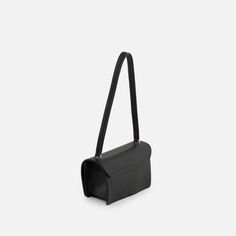 The Arcadia Trapeze combines geometric lines and an oversized front turn lock to create a contemporary style yet chic. A desing that stands out and matches perfectly with evening outfits. Italian Leather Handbags, Evening Outfits, Geometric Lines, Small Shoulder Bag, Italian Leather, Leather Handbags, Contemporary Style, Satchel, Shoulder Strap