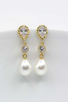 These timeless long pearl earrings you can wear perfectly to many bridal outfits. The gold-plated stud earrings enchant with their drop-shaped beads with pure elegance. Product: Size: 4 cm x 0.9 cm Brass, golden coated Beads (synthetic), cubic zirconia stones Scope of delivery: 1 pair (2 pcs.) The earrings come in a pretty jewelry box. --------------------------------------- Further wedding decorations can be found here: https://www.etsy.com/de/shop/CataleaM?ref=seller-platform-mcnav&section_id= Bridal Jewellery Earrings, Long Pearl Earrings, Crystal Wedding Jewelry, Pure Elegance, Pretty Jewelry, Jewelry Bridal, Crystal Wedding, Dangling Earrings, Bridal Outfits