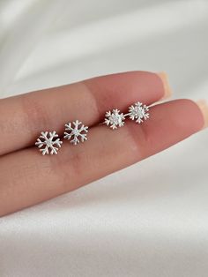 Welcome winter with these beautiful sterling silver tiny snowflake earring studs! The minimalist design is perfect to adorn your ears and keep you feeling festive all season long. Crafted with hypoallergenic sterling silver, these gorgeous earrings are sure to be a welcome addition to any winter wardrobe. They are both light and comfortable, so you can go about your days without feeling weighed down. These earrings are the perfect accessory for the winter season and make a thoughtful gift for th Christmas Inspired Earrings, Snow Flake Earrings, Christmas Earrings Aesthetic, Elegant Christmas Earrings, Winter Accessories Jewelry, Tiny Snowflake, Preppy Earrings, Snowflake Jewelry, Wishlist Ideas