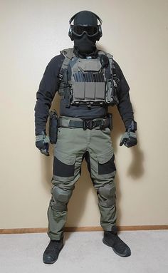 Airsofting Outfit Man, Operator Character Design, Tactical Gear Art Reference, Militias Outfit, Urban Tactical Outfit, Future Soldier Design, Tactical Gear Fashion, Airsofting Outfit, Pmc Loadout