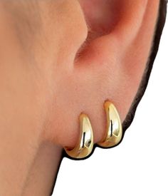 Hypoallergenic Trendy Huggie Earrings, Chunky Hoop Huggie Earrings, Trendy Small Hoop Huggie Earrings, Everyday Huggie Earrings, Gold Huggie Cartilage Earrings, Chunky Huggie Earrings Gift, Chunky Small Hoop Earrings As Gift, Chunky Everyday Huggie Earrings, Hoop Earrings Chunky