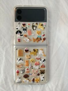 Galaxy z flip 3 cream colour with clear phonecase ,decorated with cute cat,dog and desert themed stickers. Flip Phone Decoration, Samsung Flip Phone Aesthetic, Z Flip Wallpaper, Z Flip Case, Phone Case Decoration, Capas Samsung