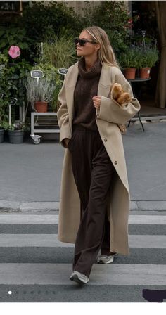 Mantel Outfit, Look Adidas, Europe Outfits, Chique Outfits, London Outfit, Paris Outfits, Coat Outfits, Mode Inspo, Outfit Inspo Fall