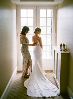 Mother Daughter Wedding Photos, Getting Ready For Wedding, Wedding Photography Shot List, Mother Daughter Wedding, Wedding Photo List, Family Wedding Photos, Wedding Newspaper, Wedding Portrait Poses, Bride Pictures