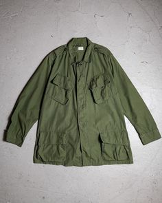 1960's Vintage US Army 2nd Type Junle Jacket  SIZE MR Shoulder：46cm Pit to pit：60cm Length：79cm Sleeve：60cm  Welcome to our online store https://bansecondhandgoods.com/ Worldwide Shipping The official website provides credit card services,  please contact us via private message if necessary. Find us IG :  ban_secondhand_goods Thank you for checking us out :) Vintage Green Utility Jacket For Work, Retro Utility Jacket With Patch Pockets, Vintage Outerwear With Flap Pockets For Work, Vintage Long Sleeve Utility Jacket With Pockets, Vintage Khaki Outerwear With Patch Pockets, Retro Military Outerwear For Fall, Vintage Green Utility Jacket With Flap Pockets, Army Jacket With Patches Vintage, Military Style Nylon Khaki Outerwear