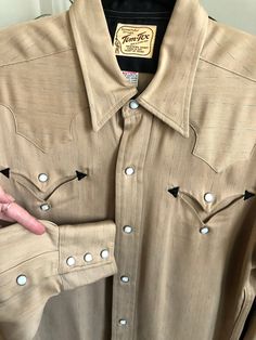 Rare Vintage 1940's Tem-Tex Cowboy Western Wear Long Sleeve Shirt w. Pearl Snaps Fits US Men's Size : Large Willing to Answer Any and All Questions about Items. All Items Sold AS IS. No Refunds. No Returns. Note* Items are not laundered unless adopted personally before selling, to reduce costs & to help combat the ongoing drought in California. For More Photos & Other Items Visit : DeadPeoplesShit.com Western Shirt Men, 90s Cowboy, Fitted Collared Shirt For Ranch, Classic Fitted Single Breasted Top, Vintage Brown Tops For Ranch, Fitted Classic Beige Shirt, Classic Fitted Beige Shirt, Fitted Cream Shirt For Fall, Classic Fitted Single-breasted Top