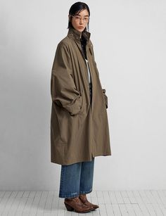 Khaki Oversized Rain Jacket-BESTSELLER Khaki Windbreaker Outfit, Oversized Peacoat Outfit, Fall Coat Outfits, Winter Styles For Women, Minimalist Winter Outfits, Denmark Street Style, Khaki Jacket Outfit, Coat Fall Outfit, Rain Outfits