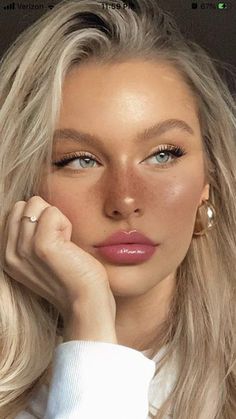 Dewy Makeup With Eyeliner, Simple Makeup Pictures, Makeup Looks Trending 2023, Formal Makeup Freckles, Natural Makeup Looks With Freckles, Natural Makeup For Freckles, Barbiecore Aesthetic Makeup, Simple Clean Makeup Look, Petite Blonde Aesthetic