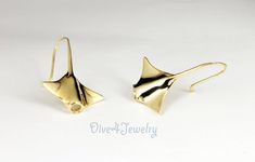 "Super Beautiful Eye Catching Earrings Gold Plated Solid Sterling Silver * Manta Ray hook Earrings * Manta Size: approx. 3.35 cm x 2.5cm Weight: approx. 4grams (1pair) Metal type: Solid 925 STERLING SILVER with Gold plated Finish Item Stamped \"925\" for Sterling Silver (c I designed and we created this item. Owned by Dive4Jewelry** Follow me on facebook for special announcements, Coupon codes and sales: www.facebook.com/Dive4Jewelry" Summer Party Jewelry For Pierced, Summer Party Jewelry For Pierced Ears, Elegant Gold Earrings For Vacation, Minimalist Earrings For Beach And Summer, Elegant Drop Earrings For Vacation, Elegant Dangle Earrings For Vacation, Elegant Earrings With Ear Wire For Vacation, Elegant Nickel-free Earrings For The Beach, Elegant Nickel-free Beach Earrings