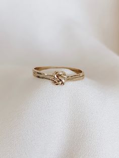 double love knot ring gold with hammered band for daily wear Promise Ring Infinity, Gold Rings Promise, Lovers Knot Ring, Double Knot Ring, Love Knot Jewelry, Promise Ring Bands, Simple Gold Promise Rings, Dainty Promise Rings Simple, No Stone Engagement Ring