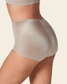 Panty faja silueta clásica de compresión suave en abdomen medio y bajo ¡es perfecto para ti si te gusta la ropa interior con buen cubrimiento! Es de tiro alto para una mejor modelación y su poder doble capa de tela lisa + nuestro material de compresión PowerSlim® estiliza tu abdomen ligeramente. El corte recogido en la parte trasera hace que tus glúteos se vean más redondeados. La compresión suave, el cubrimiento y la comodidad de este panty, lo convierten en la opción perfecta para usar todos l Posture Corrector Bra, Tela Lisa, Shaper Panty, Panty Style, Compression Garment, Legging Sport, Support Bras, Gym Shorts, Sports Leggings