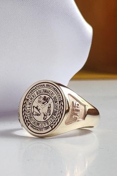 Introducing our stunning 14k Solid Gold custom college class signet ring! This exquisite piece is the perfect way to commemorate your academic achievement in style. Crafted with top-quality materials, this unique ring can be tailored to feature your graduation year or college insignia for a personalized touch. Whether as a gift for yourself or a loved one, this ring is sure to be cherished for years to come. Make a statement with this timeless keepsake that celebrates your academic journey in a luxurious and meaningful way. A must-have addition to any jewelry collection! Silver : 8.30 gr Medium Silver : 11.30 gr Big Silver : 13.70 gr  ⚙️Product Details: Small--Front Size: 13mm x 14.5mm Medium--Front Size: 15.10mm x 17.10mm Big--Front Size: 17mm x 19mm 🎀Silver It is produced from 925 sterl Class Of 2024 Rings, Graduation Rings College Sterling Silver, Mens Class Rings, Oxford University Signet Ring, College Class Ring, Custom Class Rings, Gold Class, Old Rings, Graduation Jewelry