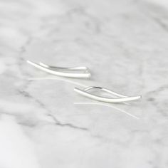 { P r o d u c t }A delicate and elegant ear climber that draws a simple line on your ear and is secured on the back. Available individually or in pair.{ M a t e r i a l s }- sterling silver{ D i m e n s i o n s }- about 30mm long (just over an inch)Please note that the model is wearing her own ear climber, a new one will be made especially for you!{S h i p p i n g }- Canada: We offer free shipping on all orders over CAD $40.- USA: All orders are shipped with a tracking number. USD $35+ orders sh Classic Sterling Silver Ear Climbers As Gift, Classic Sterling Silver Ear Climbers For Gift, Minimalist White Ear Cuff, Everyday White Gold Sterling Silver Ear Climbers, Minimalist White Gold Sterling Silver Ear Climbers, Elegant Silver Ear Climbers, Classic Sterling Silver Ear Climbers For Everyday, Elegant Sterling Silver Ear Climbers For Everyday, White Minimalist Ear Climbers