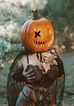 Fall Scary Aesthetic, Pumpkin Face Photoshoot, Female Ghostface Costume, Aesthetic Places Background, Ghostface Photoshoot, Spooky Buddies, Vintage Halloween Costumes, Lingerielook Photoshoot, Boudiour Poses