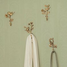 Enhance your home decor with our Ornate Vintage Bird Wall Hook, where beauty meets functionality. Available in four distinct styles, these charming wall hooks feature intricate bird designs that infuse any space with vintage charm. Crafted with meticulous detail, each hook provides a sturdy solution for hanging coats, bags, and more. Create a coordinated look in your hallway by opting for a set of four, combining style with organisation. Why You'll Love It: Charming Bird Designs: Available in four unique styles, each hook adds a touch of vintage elegance. Durable and Functional: Supports up to 2-3kg, making it perfect for everyday use. Versatile Decor: Ideal for enhancing the look of your hallway, bedroom, or entryway. Elegantly Crafted: Designed to add sophistication to any space. Transfo Vintage French Farmhouse, Shabby Chic Home Decor, Shabby Chic Home, Decorative Wall Hooks, Hallway Wall Decor, French Walls, Shabby Chic Vintage, Decorative Hooks, Gold Wall