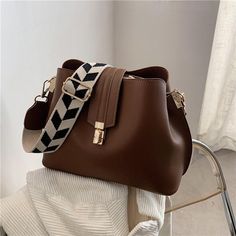 Retro Fashion Bucket Bag - Shop our collection of Women's Handbags - Choose from cross body bags, tote bags, clutch and shoulder bags. Spring Purses, Hand Bags For Women, Trendy Purses, Everyday Handbag, Stylish Purse, نظارات شمسية, Minimal Classic, Girly Bags, Stylish Handbags