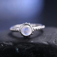 Ein roher Mondsteinring
Der Mondstein ist auch als Stein der Liebenden bekannt ein Symbol der Freundschaft und Liebe, was Mondsteinringe zu einem perfekten Geschenk für einen geliebten Menschen macht; Es ist auch der Geburtsstein für Juni und symbolisiert Gesundheit, Wohlstand und Langlebigkeit.
Hergestellt aus 925er Sterlingsilber: zart, langlebig und hypoallergen
Dieser rohe Mondsteinring aus 925er Sterlingsilber ist zart, langlebig und hypoallergen. Dort, wo es gilt, sehen Sie einen Stempel. 
Sterlingsilber ist hypoallergen und eignet sich daher hervorragend für empfindliche Haut. Es ist außerdem langlebig und perfekt für den täglichen Gebrauch; Sie können ins Fitnessstudio gehen, duschen und darin schlafen.
Es ist bereit als Geschenk!
Dieser rohe Mondsteinring wird in einer Schmuckscha Celestial Moonstone Ring For Promise, Celestial Promise Moonstone Ring, Celestial Moonstone Stackable Rings, White Stackable Moonstone Rings With Ethical Gemstones, White Moonstone Ring With Moon Phase For Anniversary, Minimalist Adjustable Moonstone Ring As Gift, Adjustable Minimalist Moonstone Ring As Gift, Celestial White Moonstone Ring As Birthstone, Minimalist Adjustable Moonstone Ring For Gift