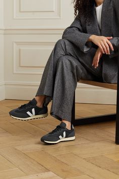 Veja is committed to manufacturing its sneakers without harming the environment - this 'Rio Branco' pair is made from the label's breathable Alveomesh that's crafted from 100% recycled plastic bottles. They're paneled with water-repellent suede and leather and set on rubber soles sourced from the Amazon rainforest. Wear yours at the weekend with jeans or a midi skirt. Rubber Shoes Outfit Casual, Black Trainers Outfit, Black Sneakers Outfit, Zapatillas Veja, Sneakers Outfit Work, Black Sneakers Women, Basket Veja, Trainers Outfit, Black Tennis Shoes