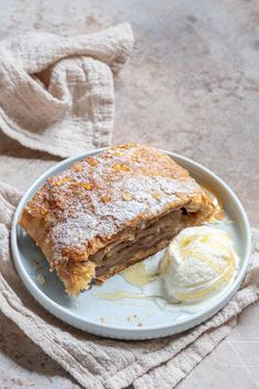 Hotel Romance, Easy Apple Strudel, Ice Cream Bread, Dessert Recipes Cookies, Fruit Cream, Apple Strudel, Homemade Pastries, Frozen Puff Pastry, Sugar Cake