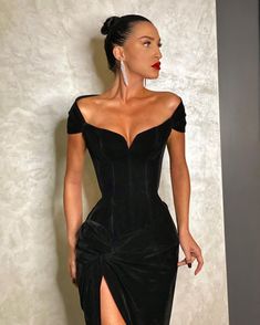 Velvet Prom Dresses, Velvet Prom Dress, Black Mermaid, Foto Poses, Prom Outfits, Black Evening Dresses, Gala Dresses, Looks Chic