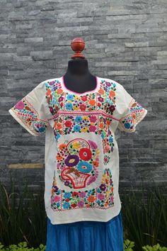 White Huipil Chiapas Blouse Flower Shirt Mexican Shirt | Etsy Feminine Vintage Style, Mexican Shirt, Mexican Embroidered Dress, Mexican Shirts, Handmade Shirts, Mexican Dresses, Womens Shirt, Embroidered Clothes, Flower Shirt